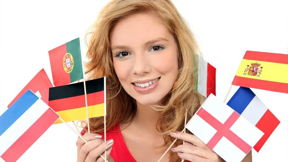 fähnchen aus verschiedenen Ländern
girl holding a bunch of national flags